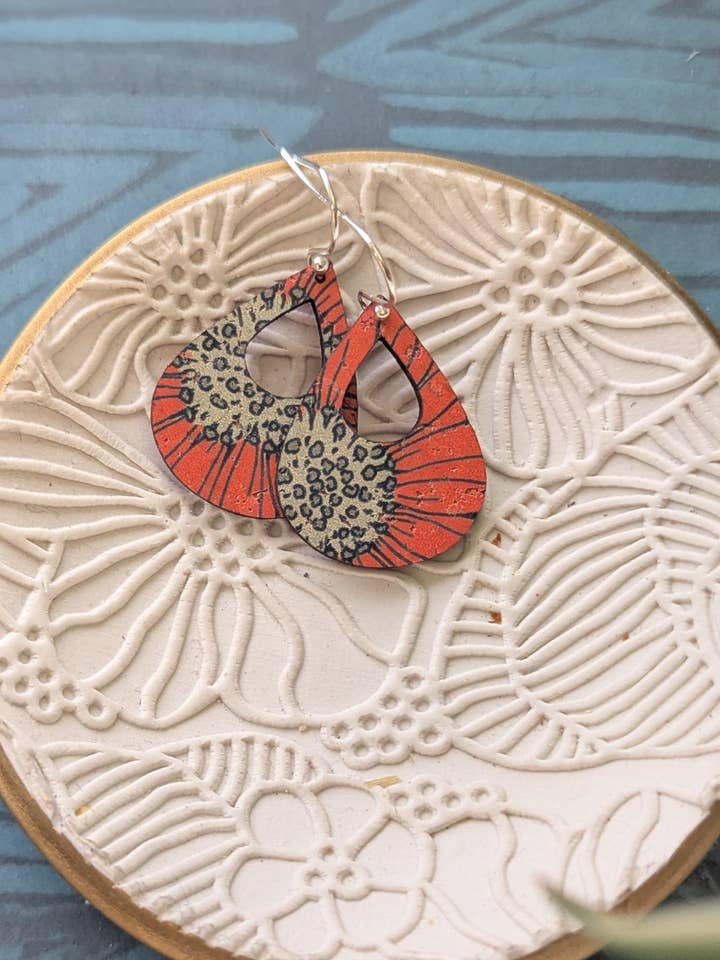 Blommiga korkörhängen från sextiotalet - Liten tårdroppe för wholesale av Hello Lovely Cork Co.