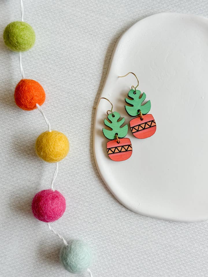 Boucles d'oreilles pendantes en bois avec plantes en pot pour la vente par TART Design Co. LLC