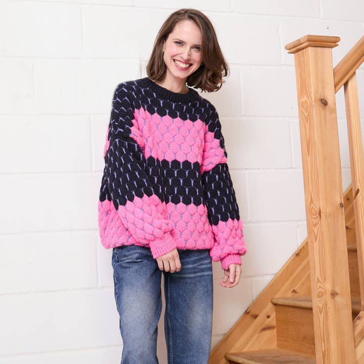 Cara & The Sky – Engroshandel Pullover - Dame – Marissa Stripe Bubble Stitch Jumper Navy | Strikvarer til kvinder