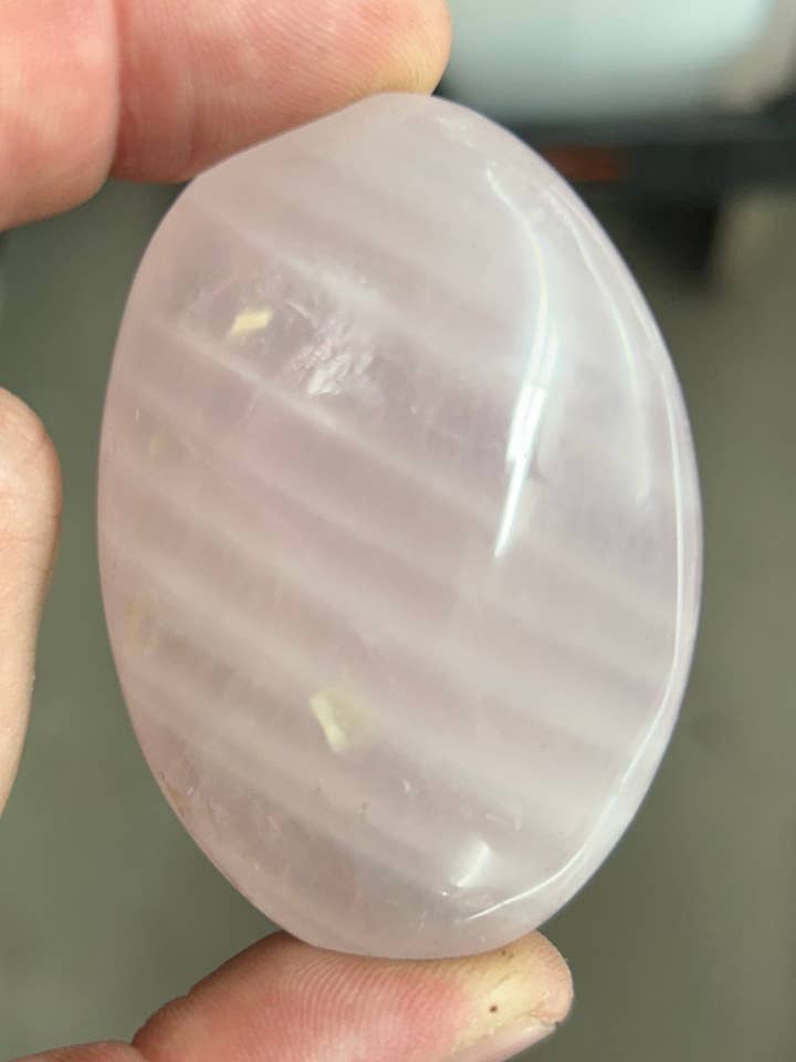 Lot de 1 kg de pierre de palmier en quartz rose pour la vente par Gemwise