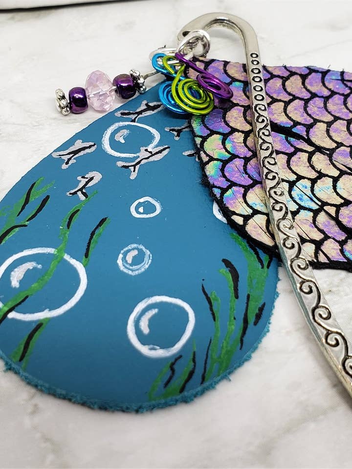 Marque-page sirène avec cuir, perles de verre et plus encore ! pour la vente par Simply Raevyn