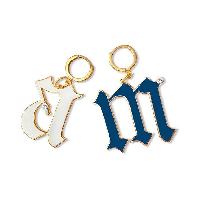 Émaux Anciennes Anglaises Initiales Huggies pour la vente par Anna Lou of London