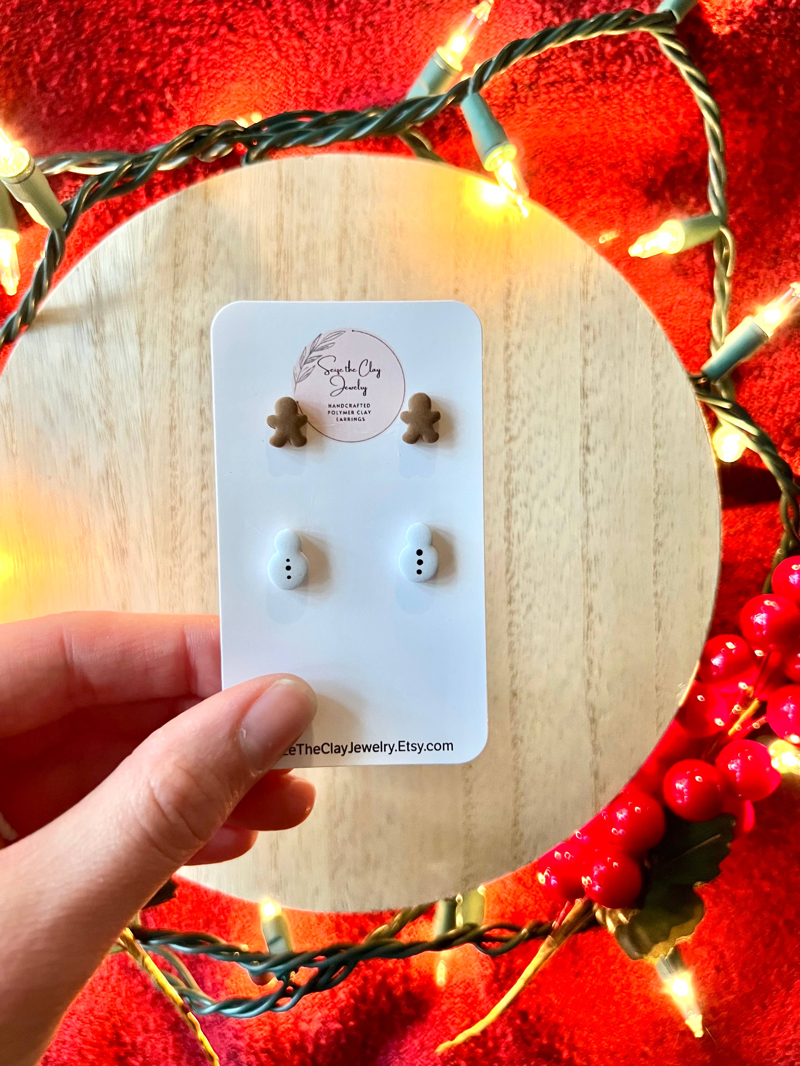 SeizeTheClayJewelry - Venta al por mayor Pendientes de botón/aretes de poste - Pendientes pequeños con forma de pan de jengibre y minimuñeco de nieve1