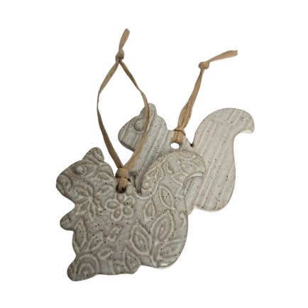Adorno de cerámica hecho a mano en forma de ardilla blanca, en Ohio para venta al por mayor de White Squirrel Clayworks