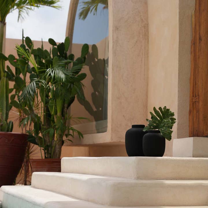 Bazar Bizar Living - Wholesale Vase - The Peaky Vase - Black - M2