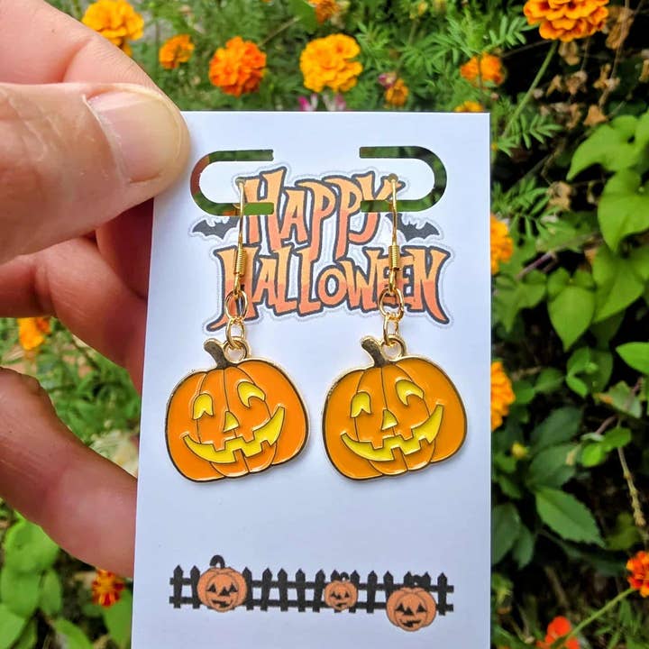 Orecchini pendenti di Halloween con zucca Jack-O’-Lantern e ulteriori Risultati per bigiotteria e accessori moda all'ingrosso. Resi gratuiti e termini di pagamento a 60 giorni su Faire in tendenza su Faire.