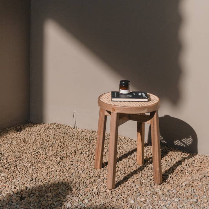 Sgabello in legno CARAMIN realizzato in Trembesi per la vendita all'ingrosso da parte di Soeji