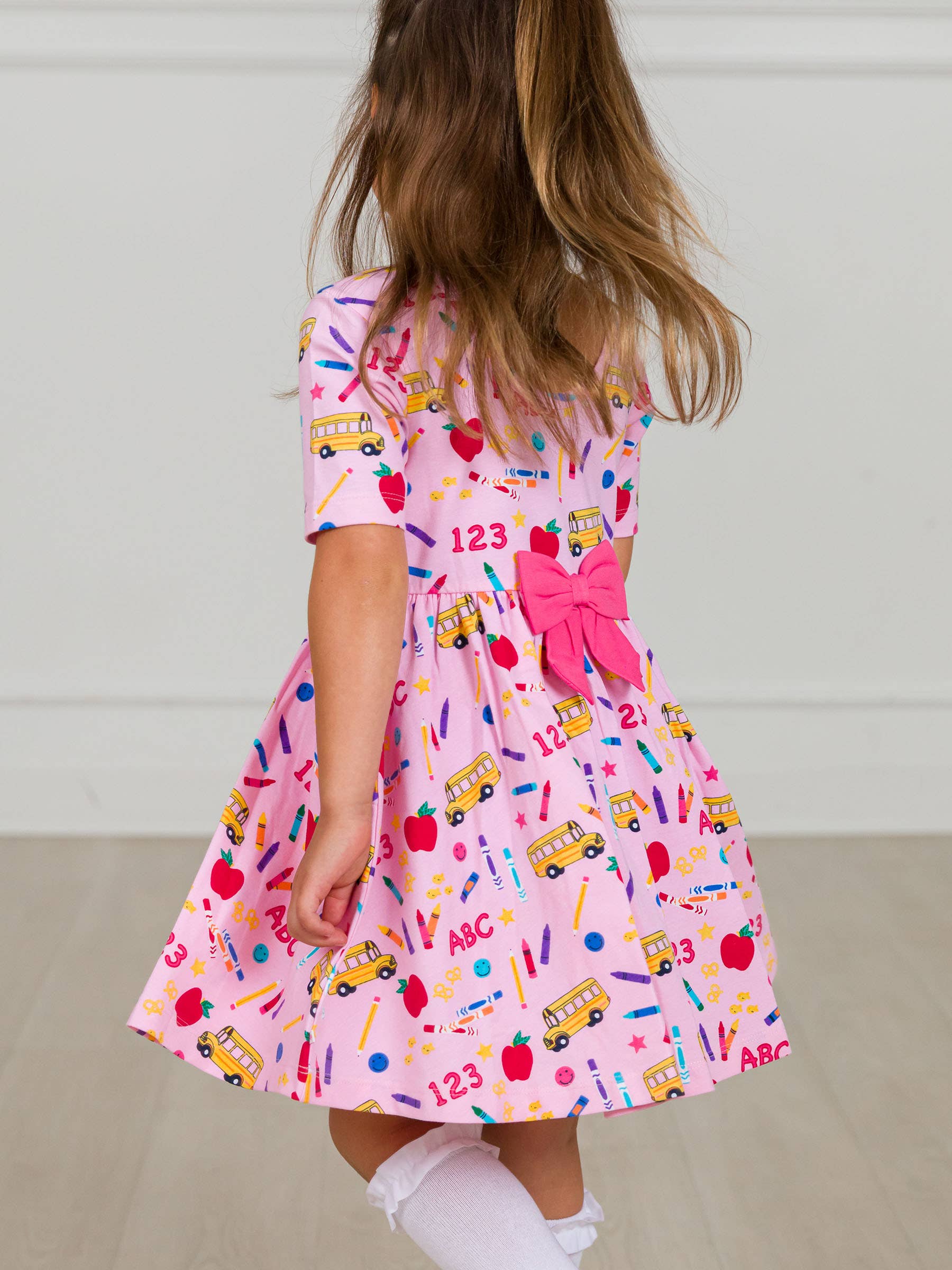 Lyserød Pigers lyserøde skolehus kortærmet strikket snurrekjole for engroshandel på Faire0