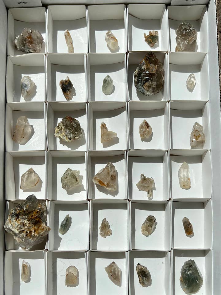 Klorit ingår Quartz Crystal Flat C för wholesale av Vugg life