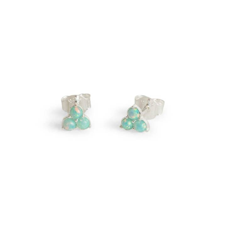 Boucles d'oreilles clous mini en argent avec triple opale pour la vente par Claire Hill Designs