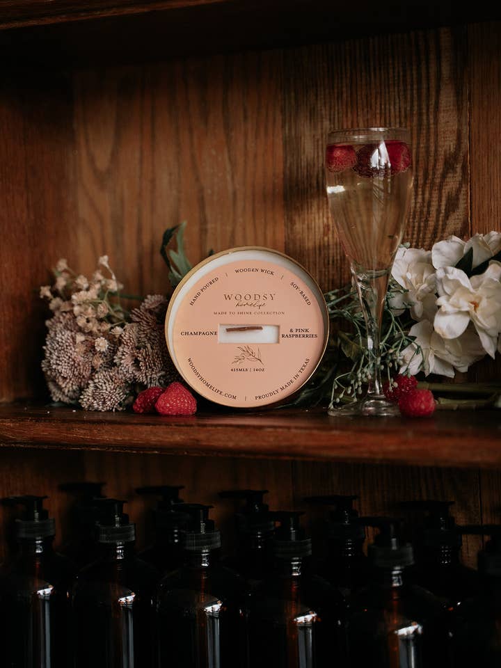 Champagne e lamponi rosa - Candela di soia pura in ottone massiccio da 14 once per la vendita all'ingrosso da parte di Woodsy Homelife