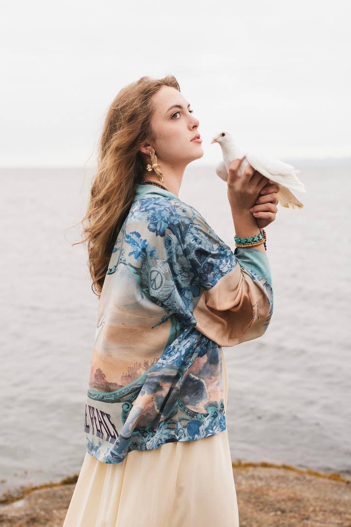Market of Stars (Worldwide) - Vente Kimono – femme - Kimono court Peace Out Pixie Duster avec colombes et lever de soleil3