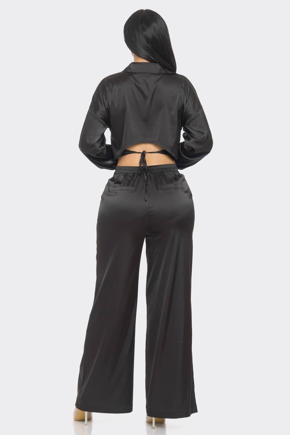 CAPSULLE – Großhandel Set aus Oberteil und Hose (NICHT Loungewear) – Damen – Set aus Satin mit Knopfleiste und ausgeschnittenem Rückendetail10