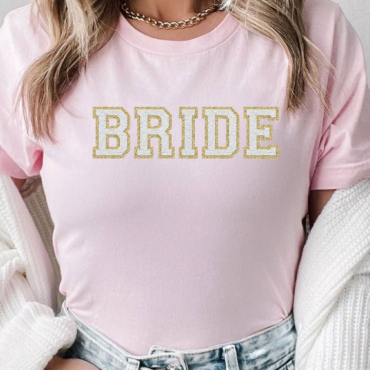 Bride Faux Chenille Graphic PLUS T-shirt for engroshandel hos Kissed Apparel