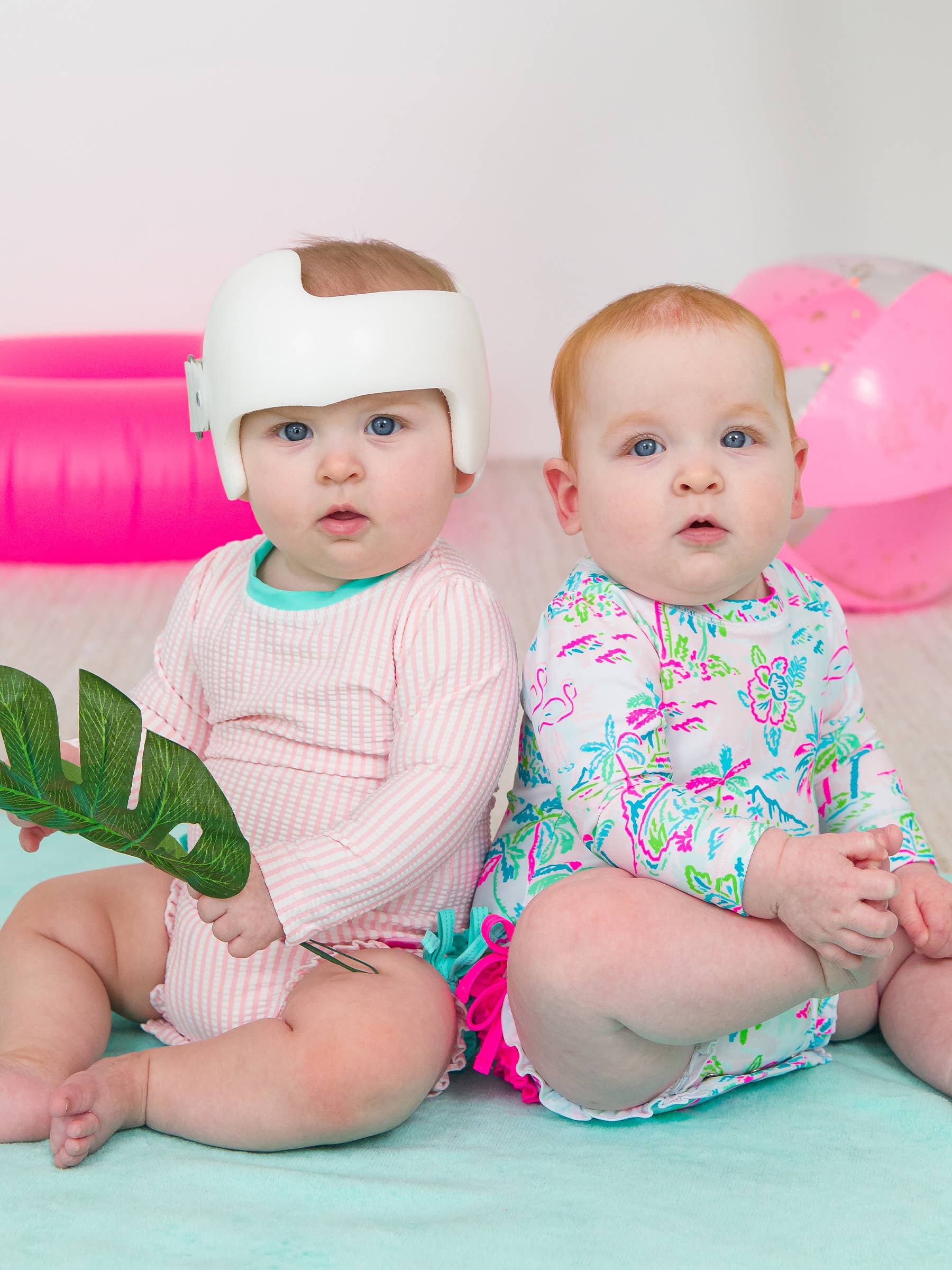 Hvid Baby Piger Tropisk Resort Langærmet Éndelt Rash Guard Badedragt med Signatur Bagerste Flæser for engroshandel på Faire3