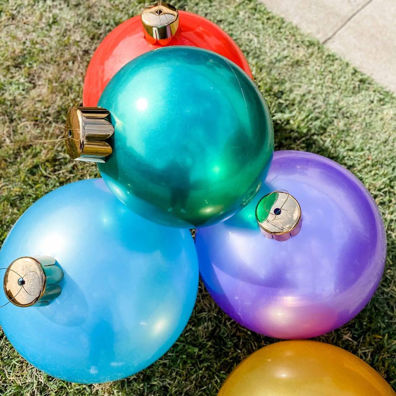 Holiball – wholesale Inflatables – Holly Green Holiball® in branded zipper bags6