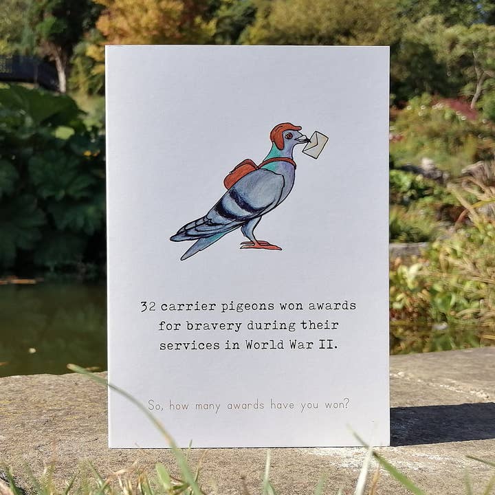 Grußkarte mit heldenhaften Tieren, Brieftaube, Blanko für den Großhandel von Little Plover