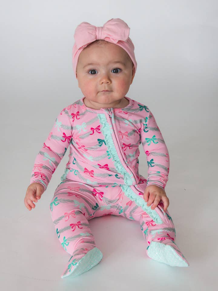 Rose Pyjama une pièce à volants avec pieds en coton modal SoftSnooze™ pour bébé fille, rose étincelant Tinsel Tidings en vente sur Faire4
