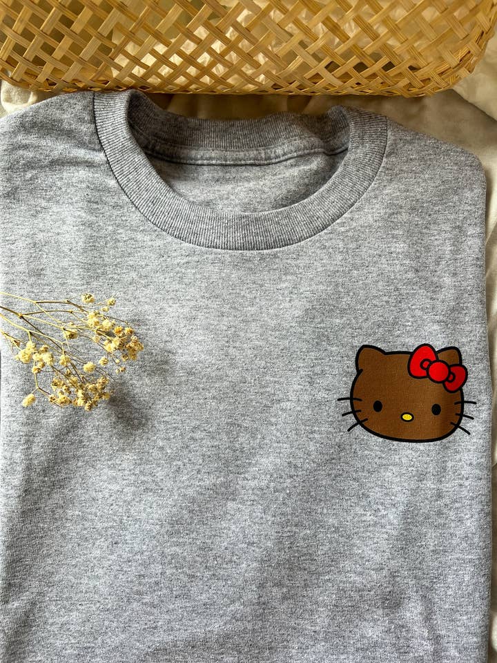 Brown He!! o T-Shirt Kitty (Cinza) por atacado de Mosaic the Label