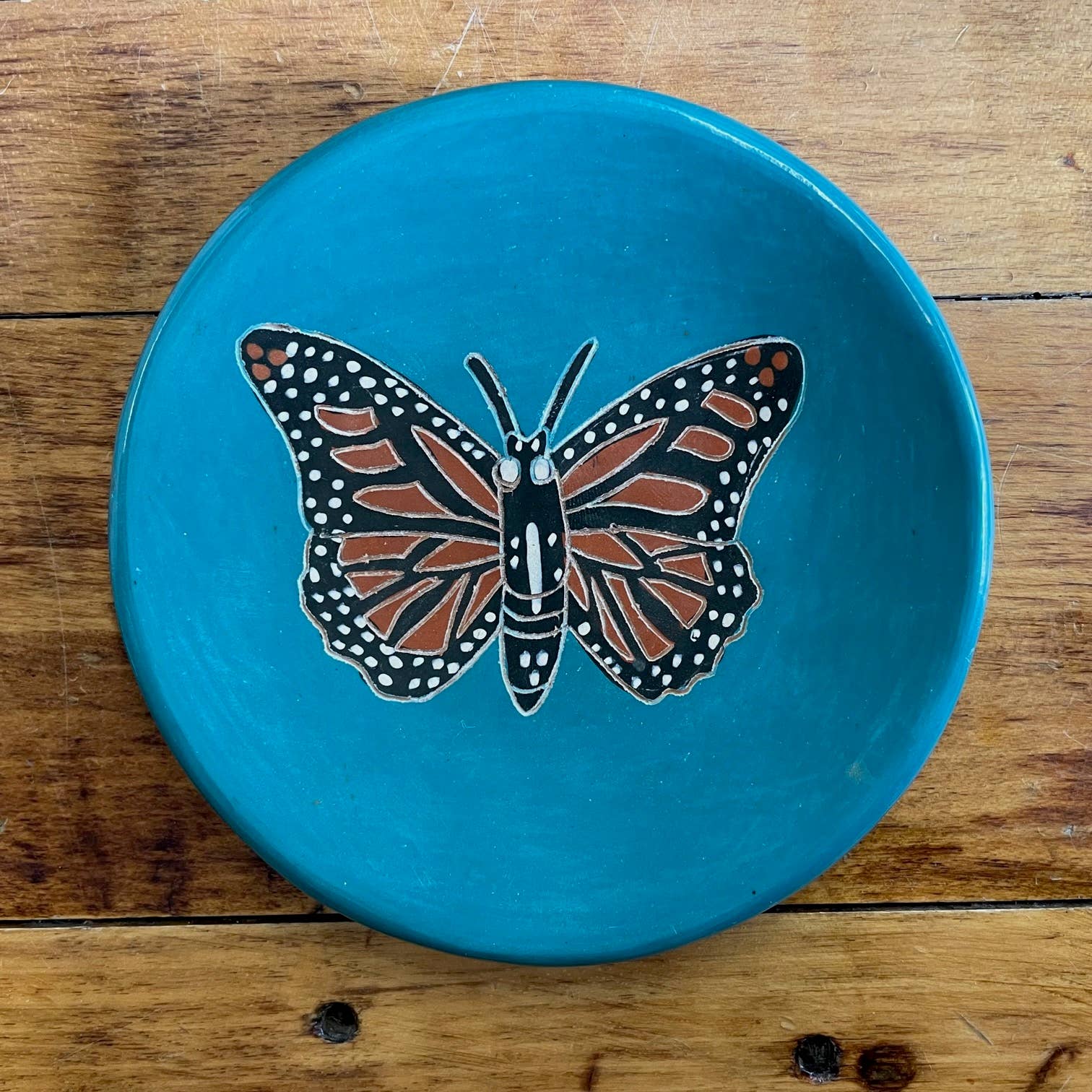 Women of the Cloud Forest - Vente Plateaux à bijoux - Plat à anneaux en céramique Monarch Butterfly (turquoise)1