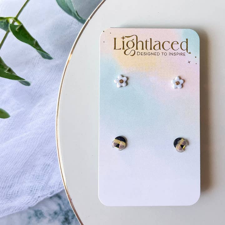 Lot de 2 mini-boucles d'oreilles à tige en argile | Daisy & Bumblebee pour la vente par Lightlaced