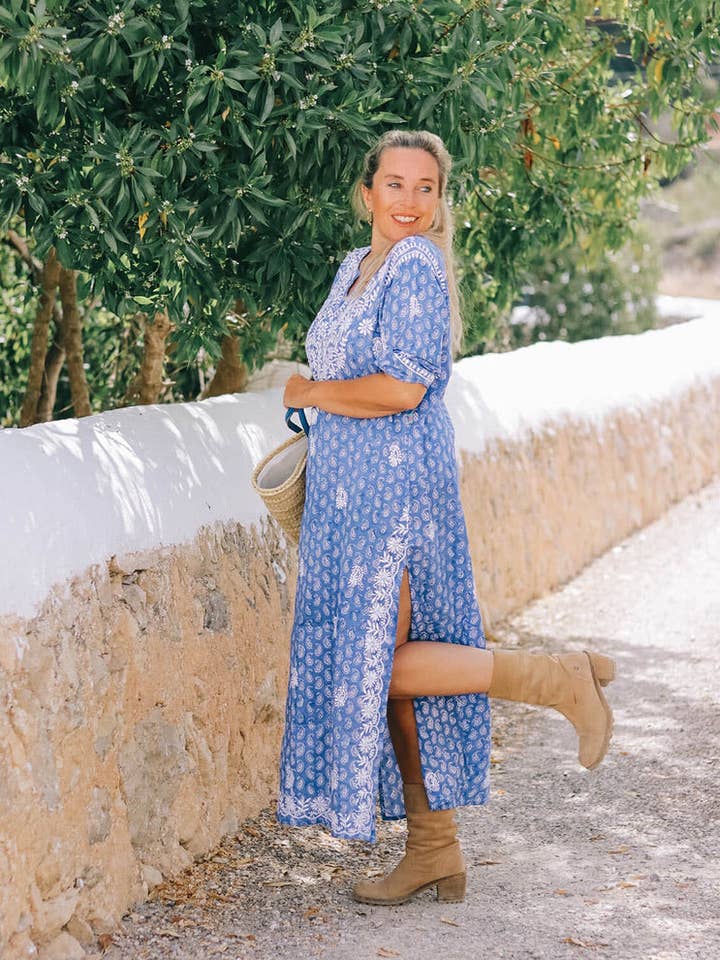 Maxi kurta bleu col V avec broderie à la main pour la vente par Aurobelle Ibiza