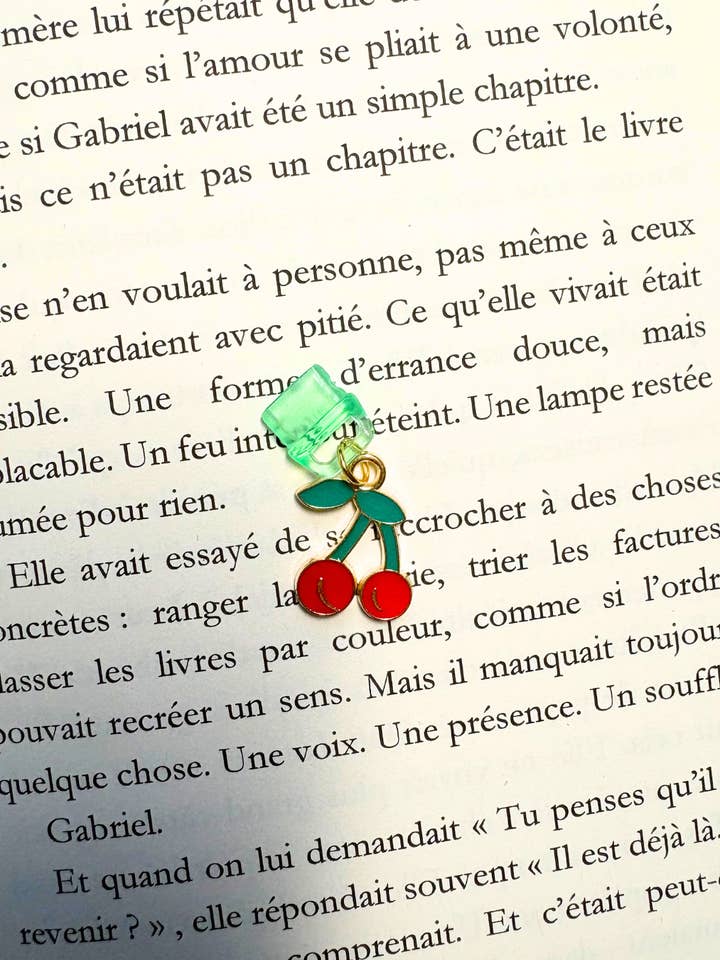 Charms anti-poussière Cerise 🍒 pour la vente par Au fil des pages