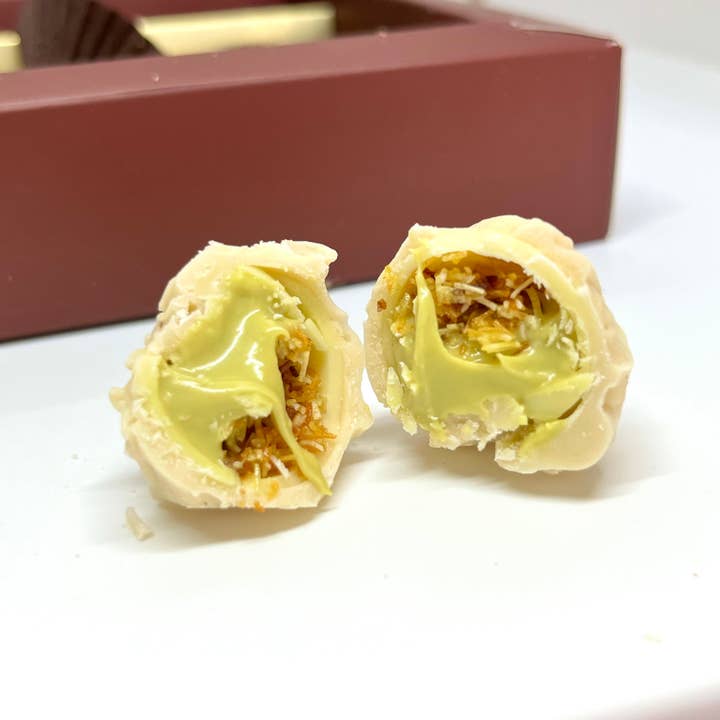 Aladdin - Wholesale Chocolate box - Ema Chocolate Milk and White Chocolate Truffles With Dubai Filling - Merry Christmas Box - 250g2