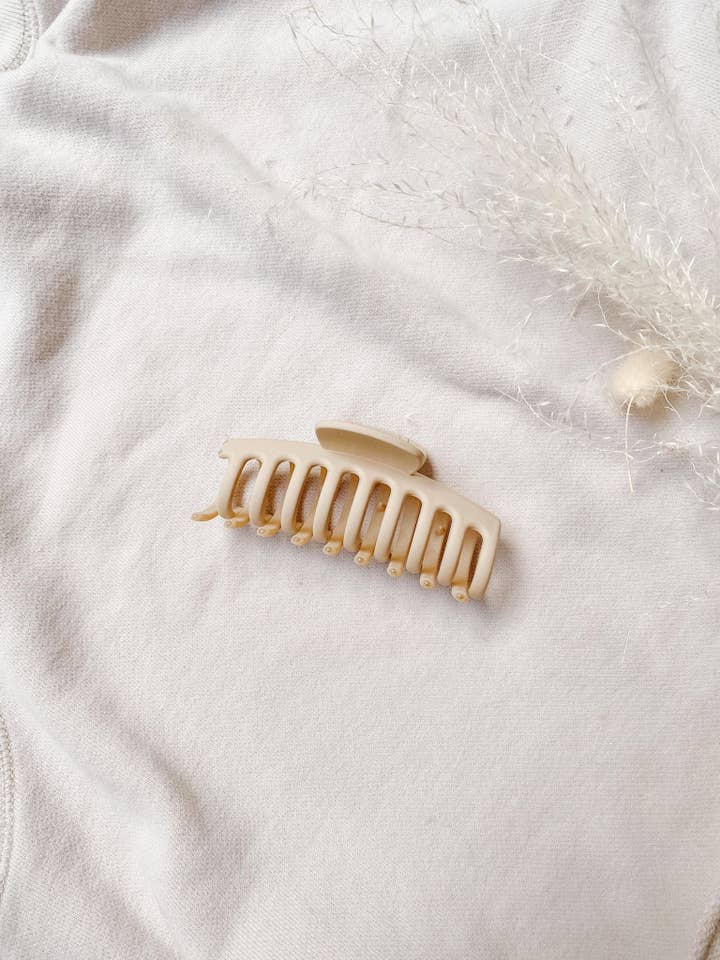 Beige impeccable pour la vente par The Knotted B