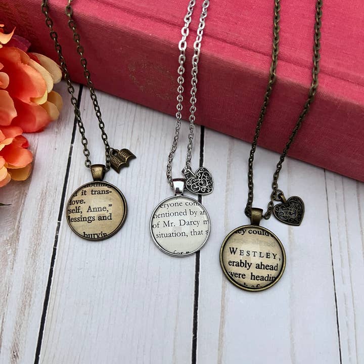 Pendentifs en forme de personnage de livre pour la vente par Erin Casey Crafts