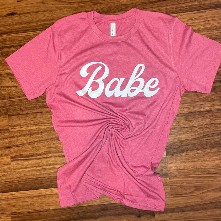Babe Retro lettertype zeefdruk shirt voor wholesale door Paisley Pineapple Creations