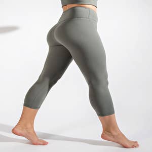 Women's Buttery Soft Activewear Capri Leggings with Pockets - Wholesale 