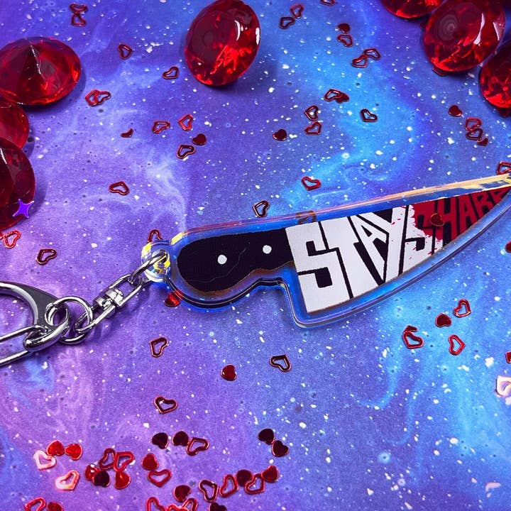 Porte-clés acrylique "Reste Tranchant" Couteau Holographique pour la vente par Nicole Alt Delete