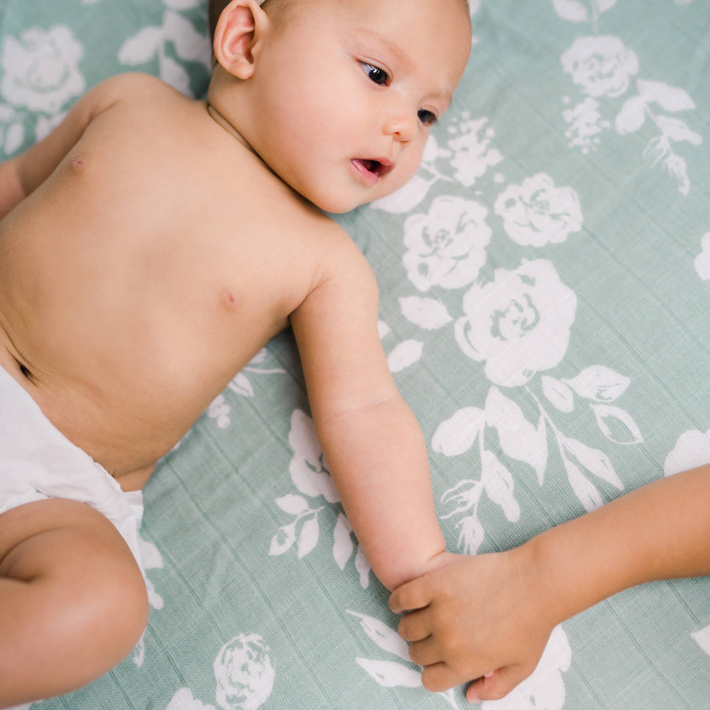 Bebe au Lait – Großhandel Kinder-/Babybettlaken – Klassisches Musselin-Krippenblatt mit Vintage-Blumenmuster1