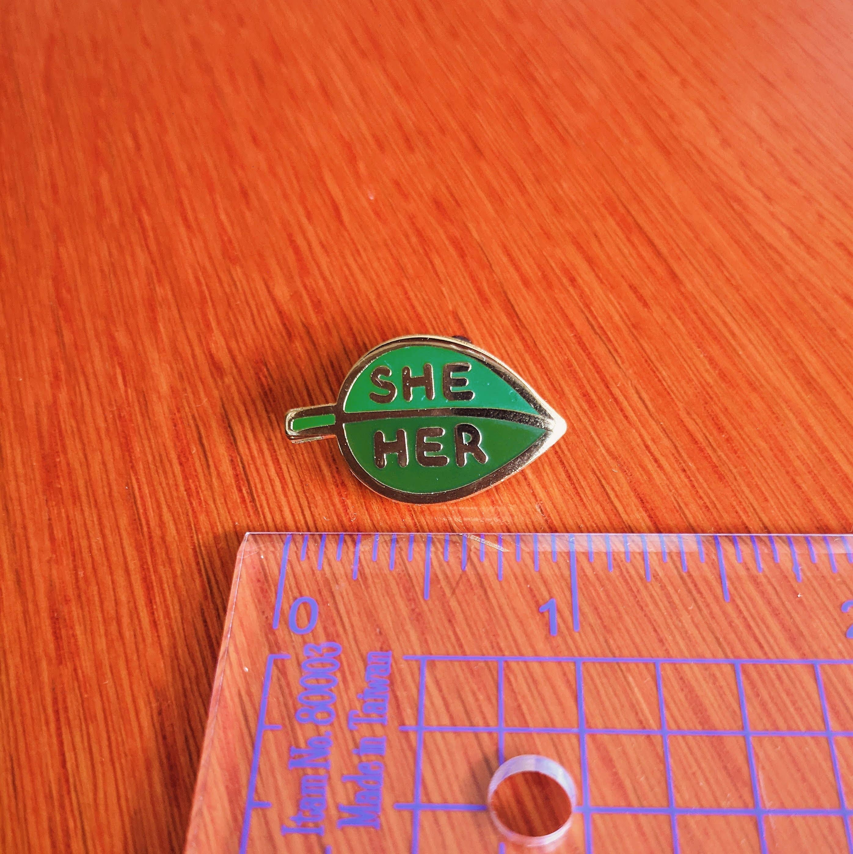 misomomo - Vendita all'ingrosso Spilla da bavero - Pronome Leaf Pin - lei/lei6