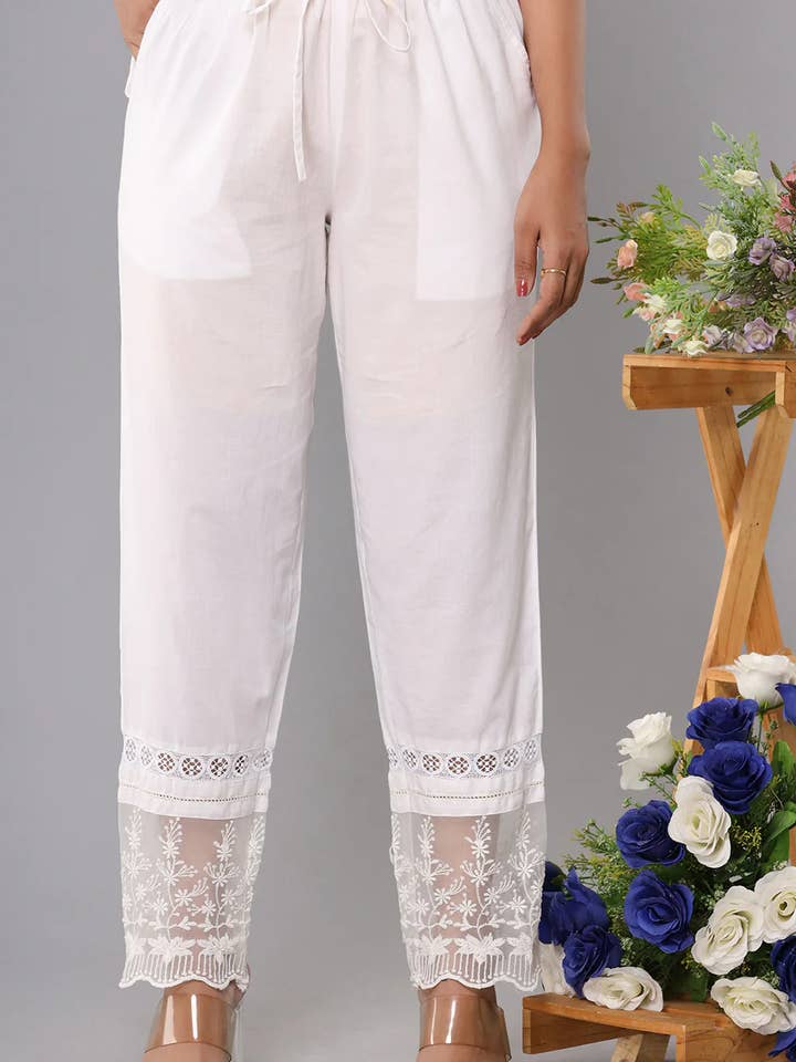 PANTALON EN DENTELLE DE COTON BLANC GLACÉ DE CRÉATEUR pour la vente par PEI