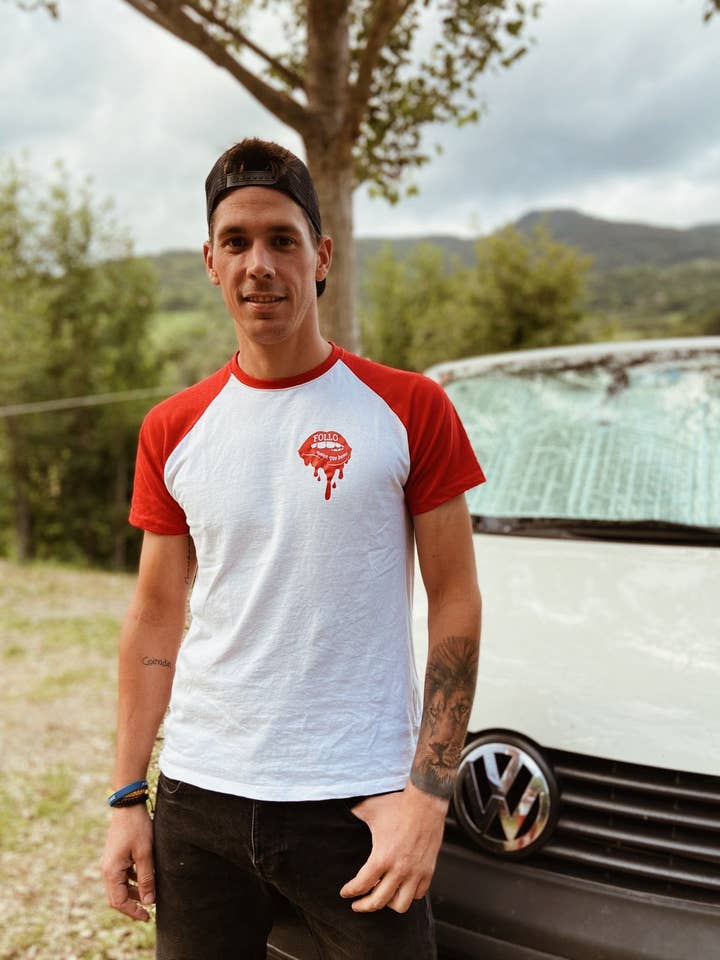 White Red Follo Mejor Que Beso T-shirt for wholesale on Faire2