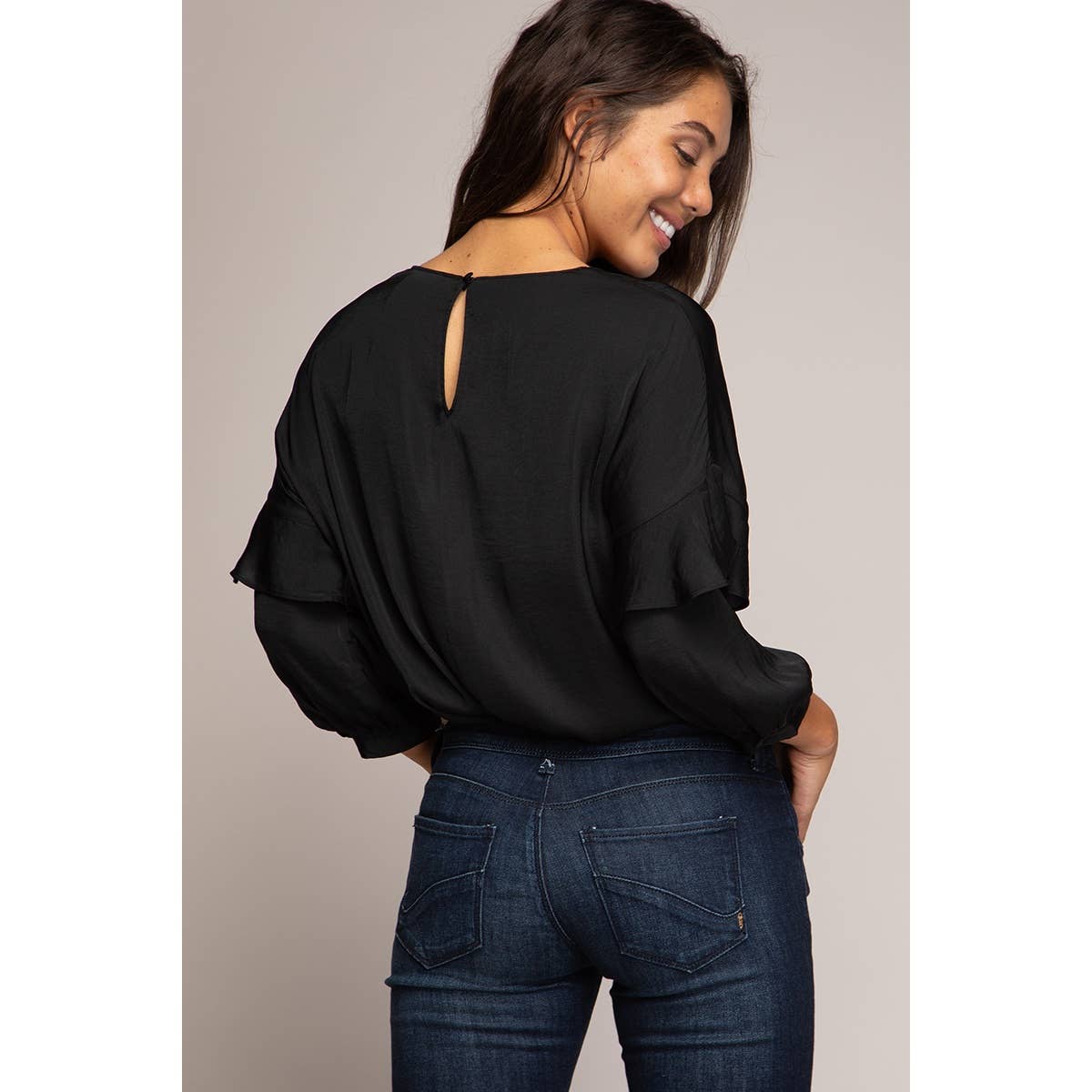 Naked Zebra Rack – wholesale Blus - Dam – Fladdrig blus med volangdetalj1