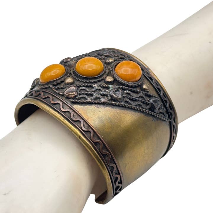 Armbånd i antik stil af messing med ravfarvede sten for engroshandel hos Treasure Jewelry