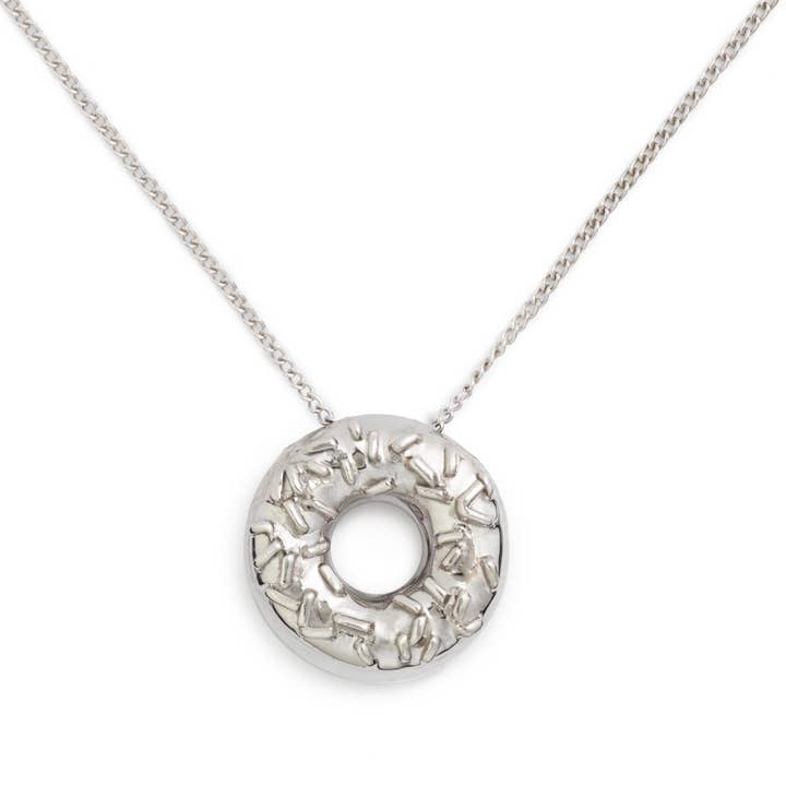Collier en forme de beignet en argent sterling par Delicacies Jewelry - Chaque achat aide à lutter contre la faim ! (Bijoux alimentaires, cadeau pour elle) pour la vente par Delicacies Jewelry