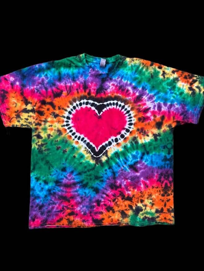 T-shirt tie-dye en forme de cœur, tee-shirt tie-dye arc-en-ciel, S-3XL pour la vente par Lanastiedyes
