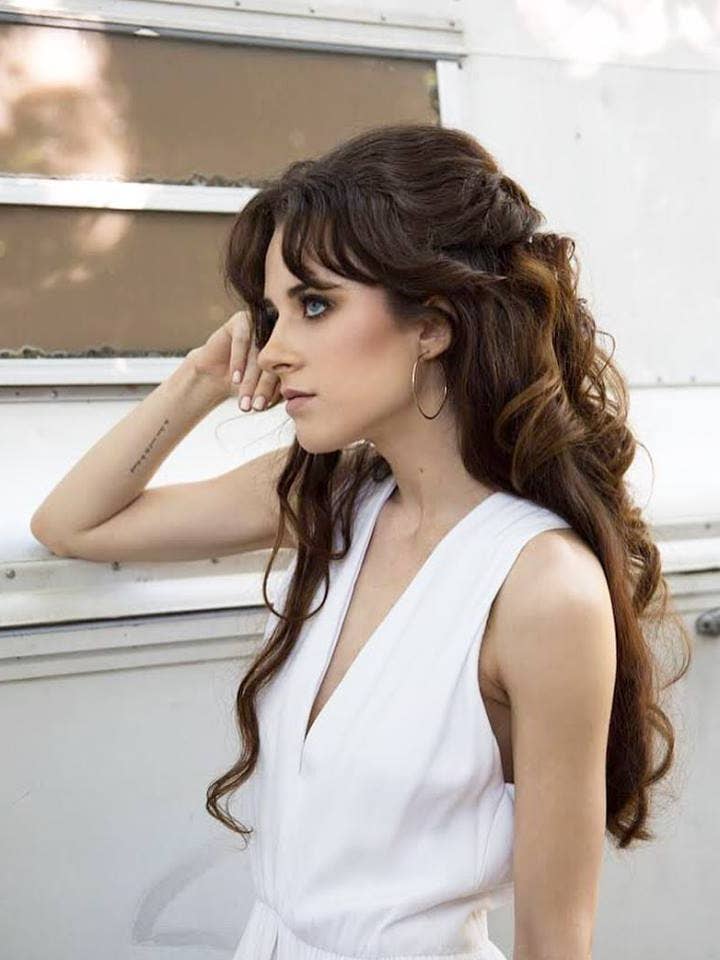 Boucle d'oreille Willow Hoop pour la vente par Zahavah Jewelry