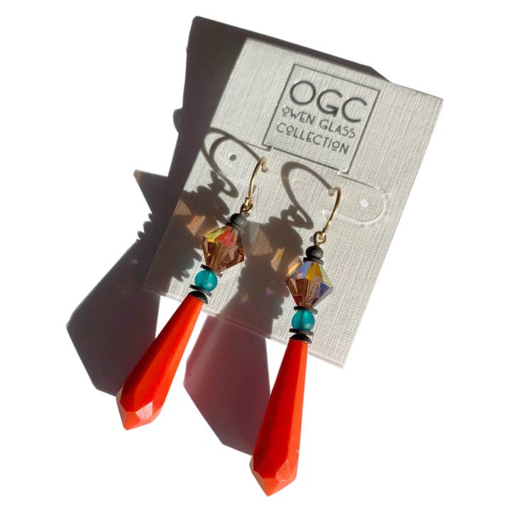 121 - BOUCLES D'OREILLES PRISME EN VERRE TCHÈQUE ANTIQUE, ROUGE VIF, BRONZE pour la vente par Owen Glass Collection