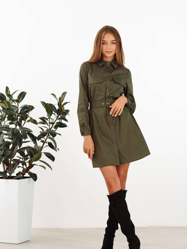 Robe chemise kaki avec poches et ceinture AZURI pour la vente par Azuri