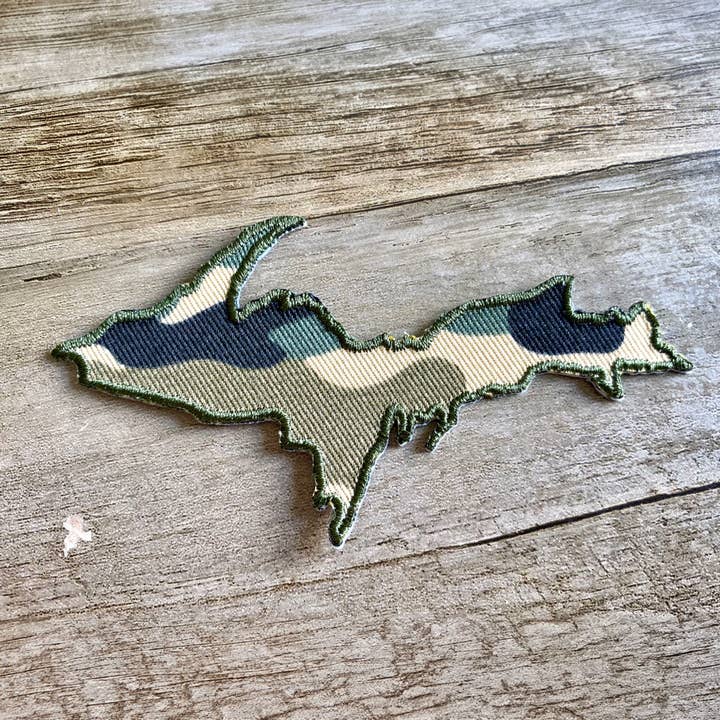 Écusson thermocollant Yooper Camo avec broderie pour la vente par Antler & Fin