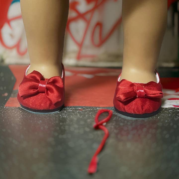 Ballerines en satin rouge rubis avec nœud pour poupées de 18 pouces pour la vente par Bbeauty Dolls