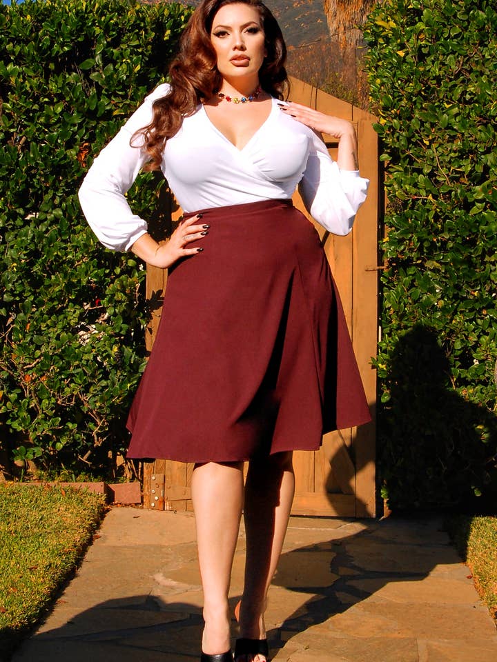 Viva Saia Tulipa dos anos 40 em Crepe de Beringela | Design de Laura Byrnes por atacado de Pinup Couture