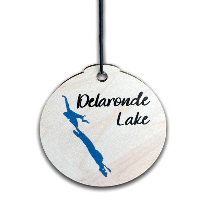 Ornement du lac Delaronde pour la vente par Sticks & Doodles