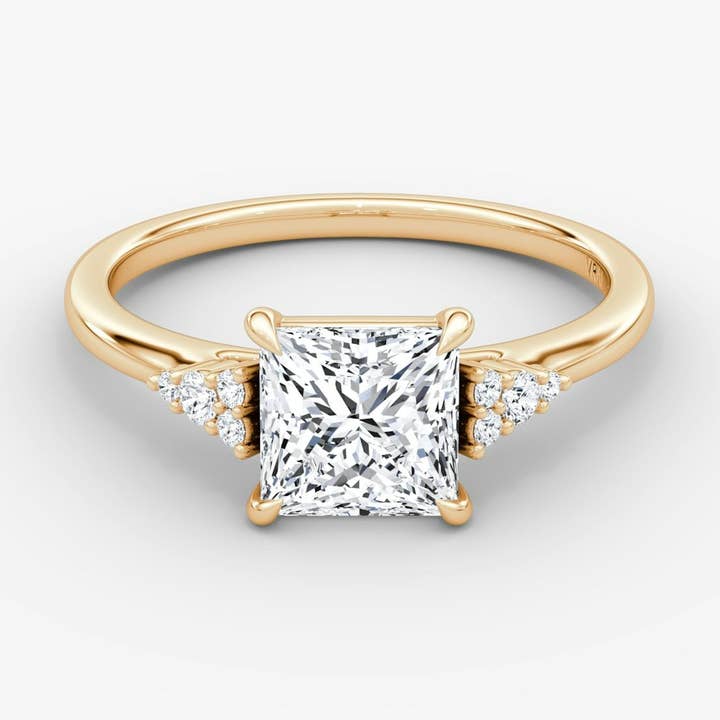 La Bague de Fiançailles Princesse Cathédrale à Cluster Latéral pour la vente par Caratina