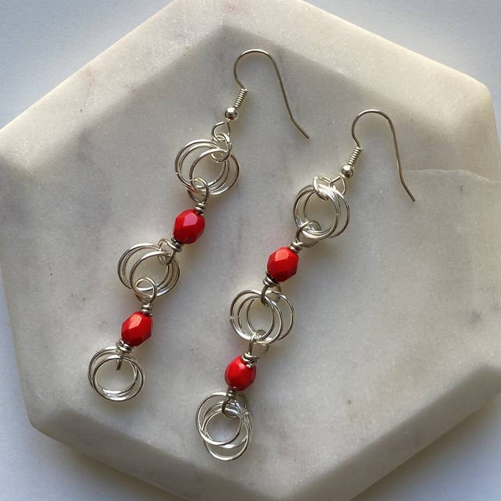 Les boucles d'oreilles Kiere en rouge opaque pour la vente par Links by J. Kiere